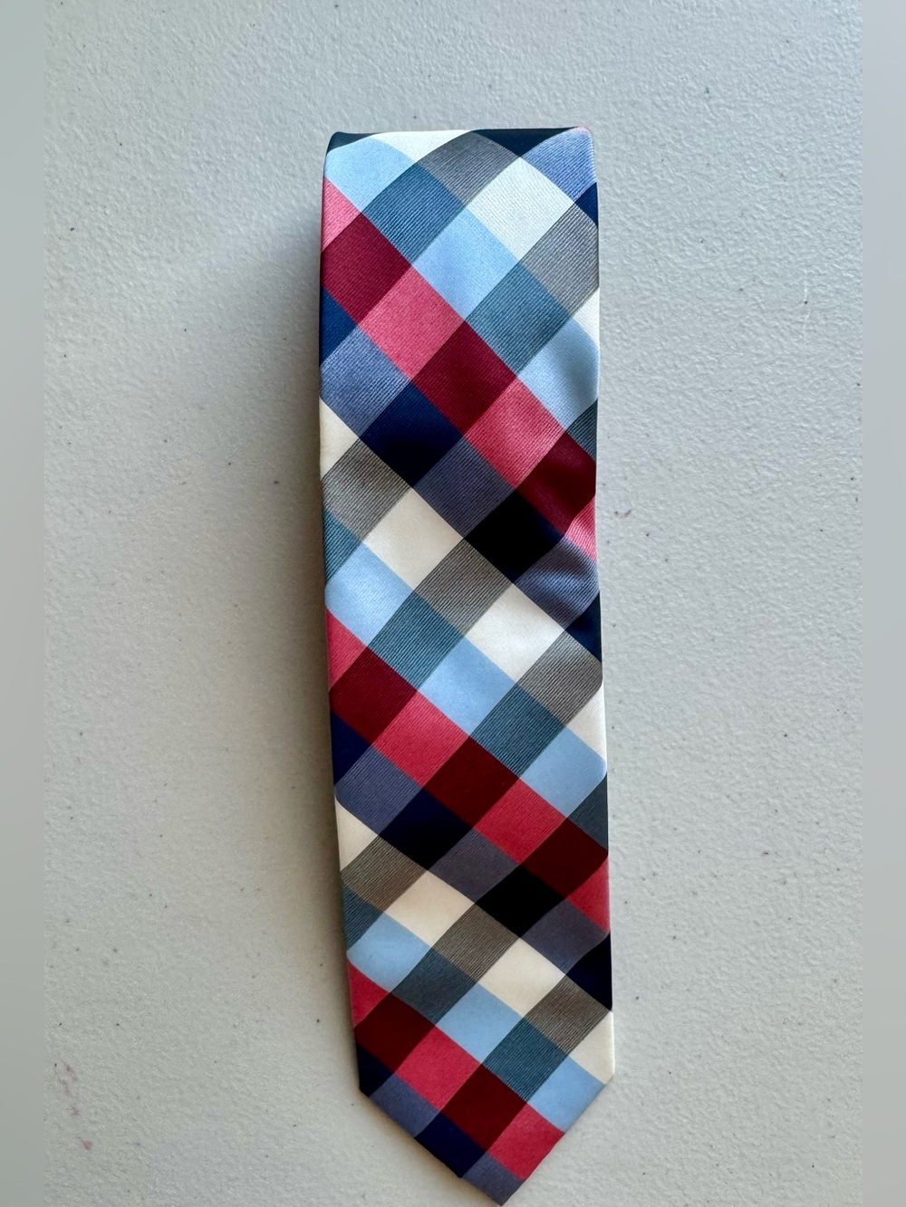 Chaps Men’s Check Plaid Standard Length Tie. Red, White, Blue. Gently Used